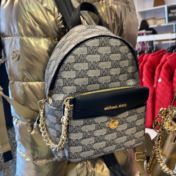 MICHAEL KORS
Maisie Extra-Small Logo 2-in-1 Backpack
Black 
NWT - Picture 14 of 16